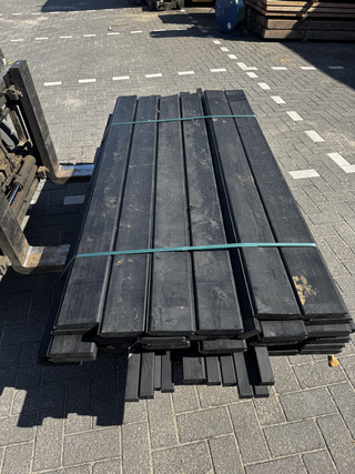 Ca. 47x Blokhutprofiel vuren – zwart gespoten